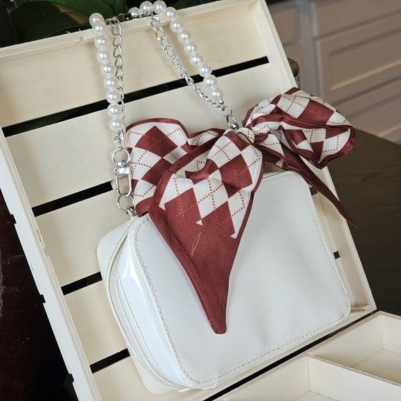 Burberry White Patent Leather Clutch With Faux Pearl Wristlet & Twilly Added - Picture 6 of 16